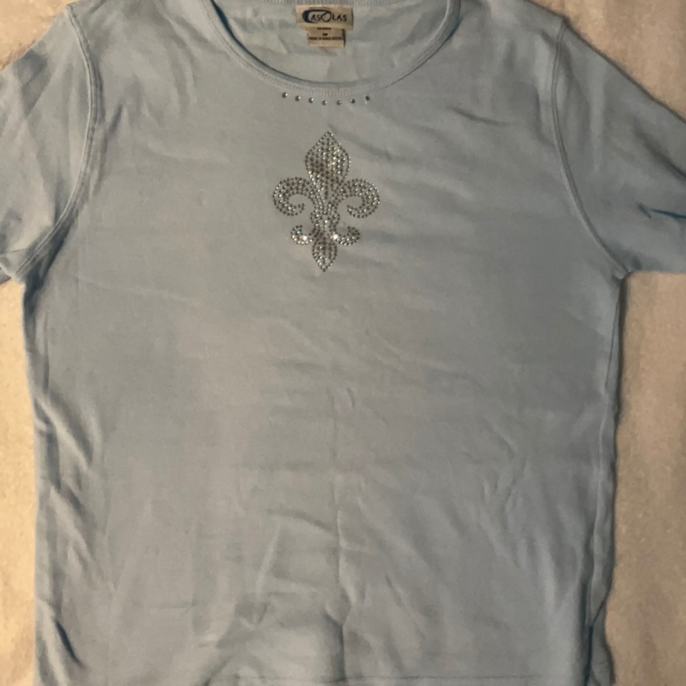 Blue tee shirt.